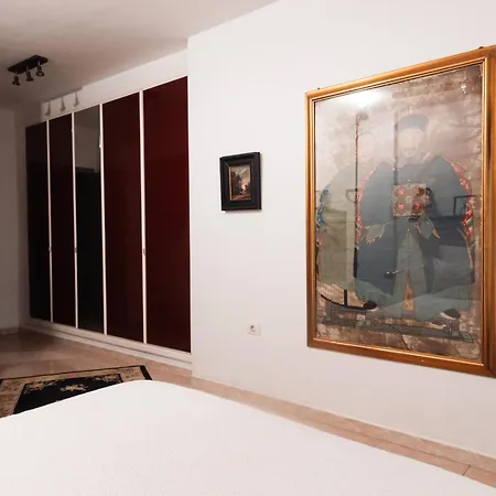 Red-house Адехе