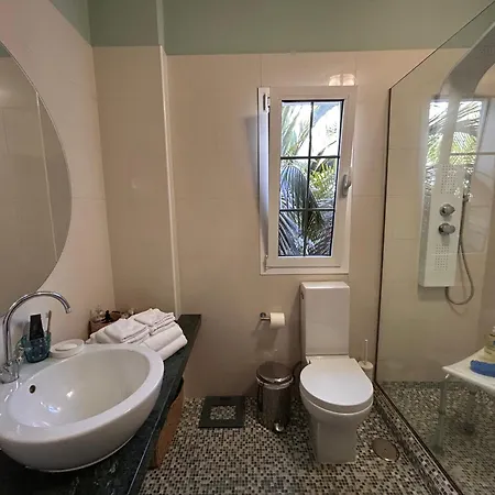 Red-house Адехе