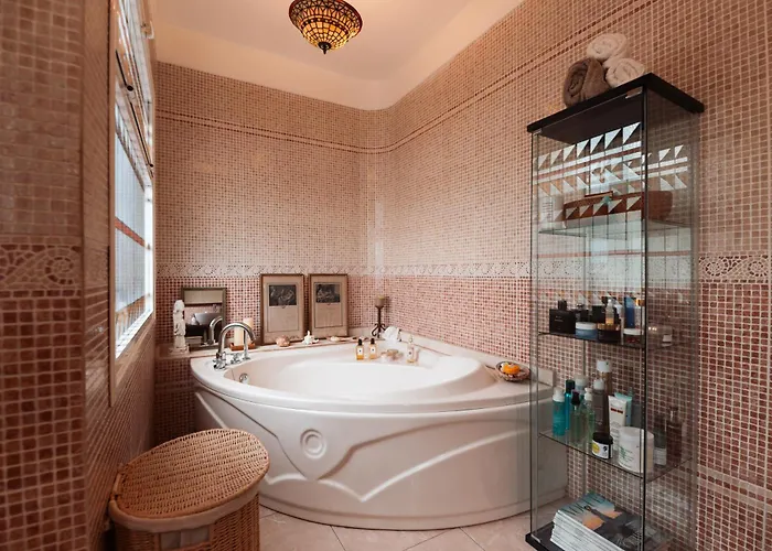 Red-house * 阿德耶