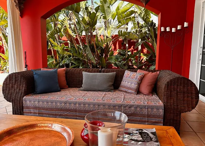 Red-house * 阿德耶